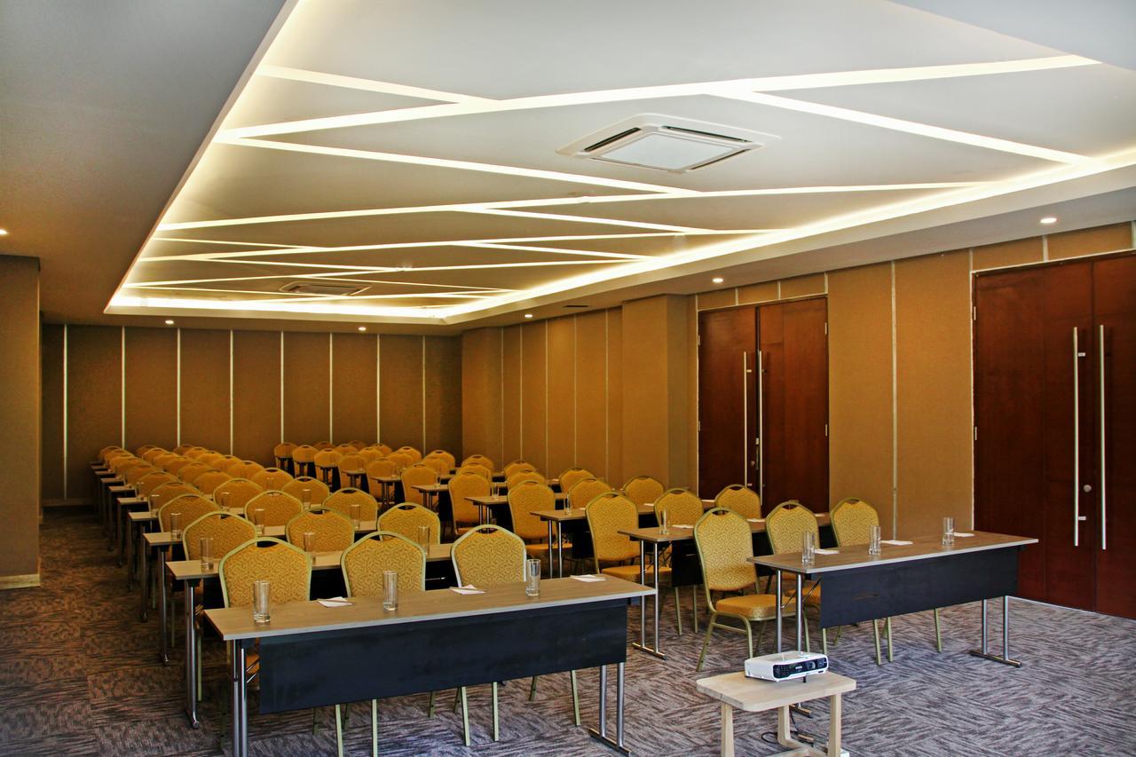 Famvida Hotel Lubuklinggau Zewnętrze zdjęcie